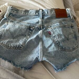 Levi 501 distressed shorts size: 26